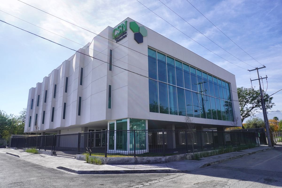 Edificio de oficinas en Monterrey con paño acristalado de tres niveles y cancelería de aluminio